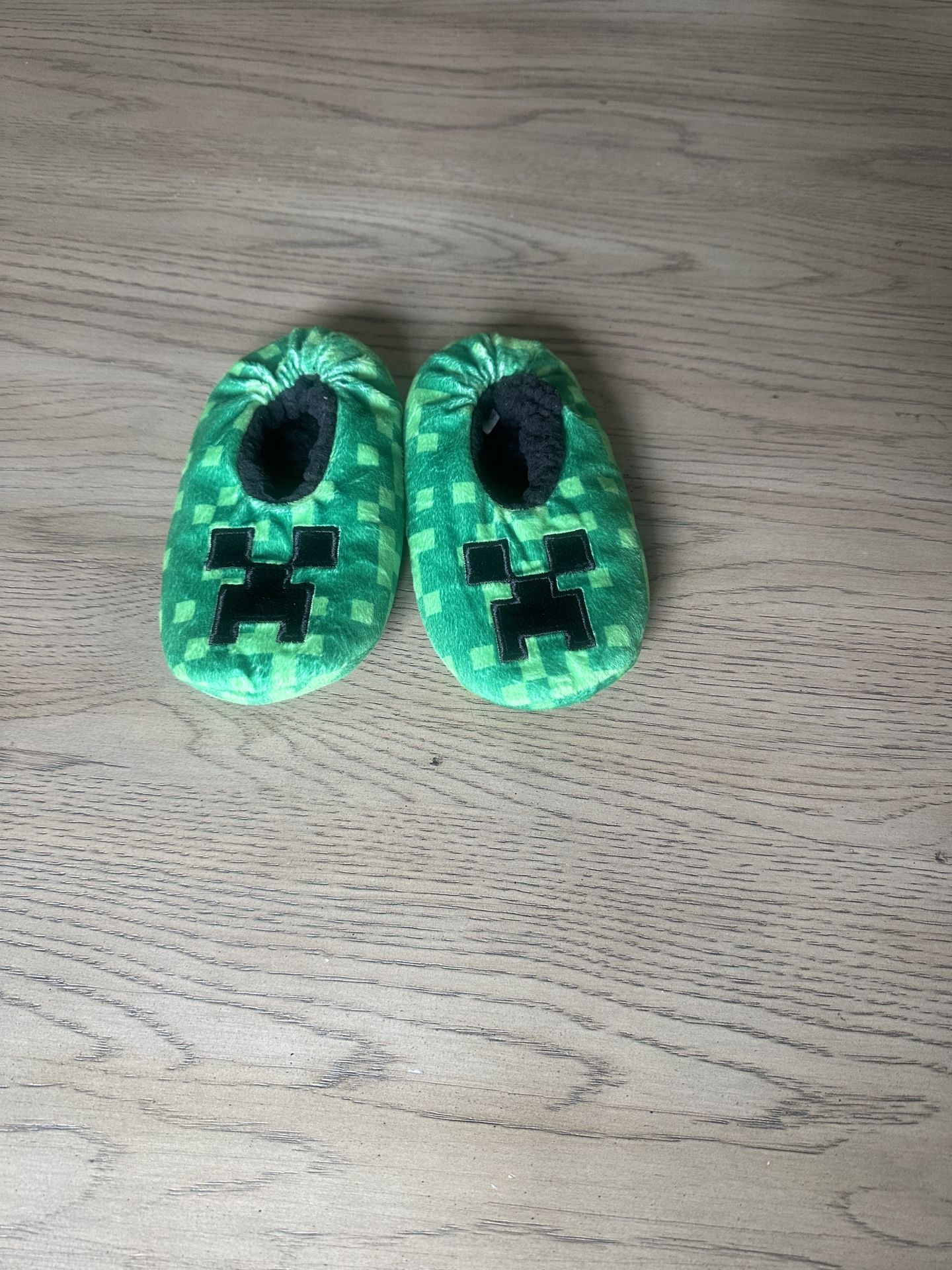 Kids Minecraft Slippers Size S/M