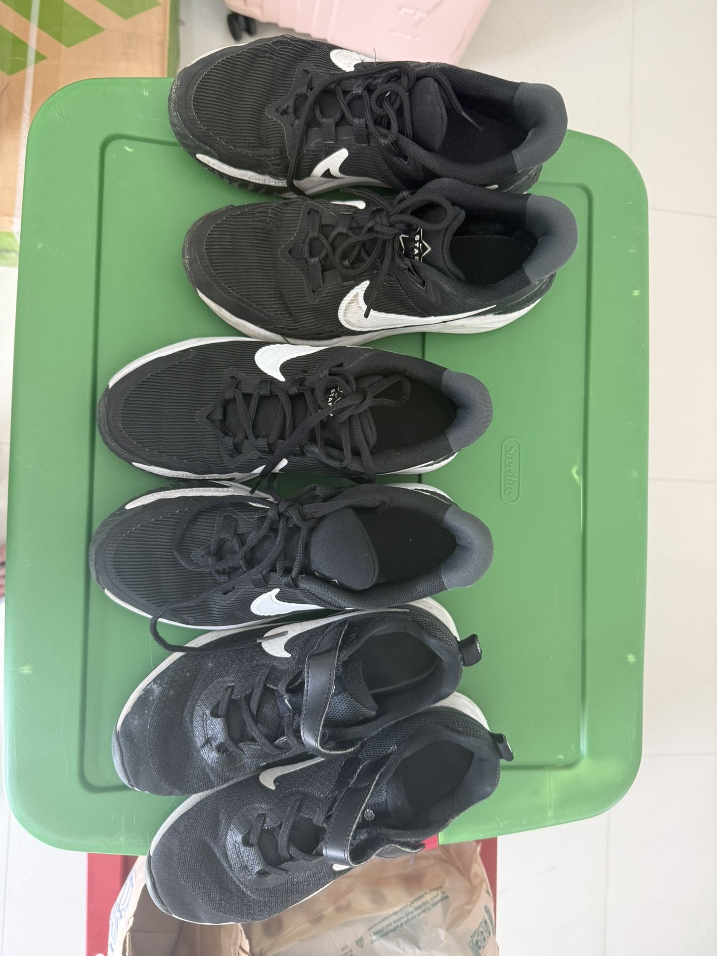 3 Nike Sneakers in Good Shape Unisex