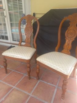 Dos sillas de madera