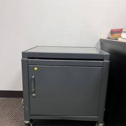 Mobile workbench cabinet (Length:24in x Width:18in x Height:26in) Pick up