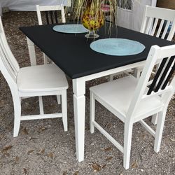 Table With 4 Chairs/Comedor