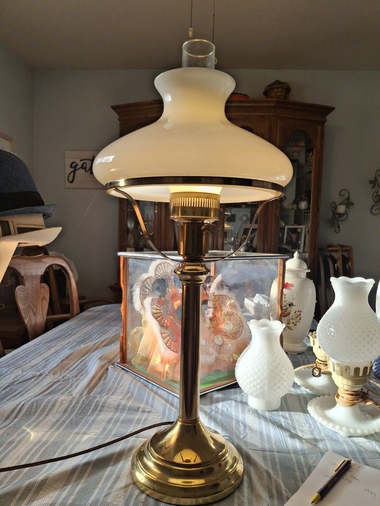 NICE VINTAGE 1970S ALADDIN ELECTRIC SOLID BRASS TABLE LAMP WITH WHITE GLASS GLOBE GREAT CONDITION