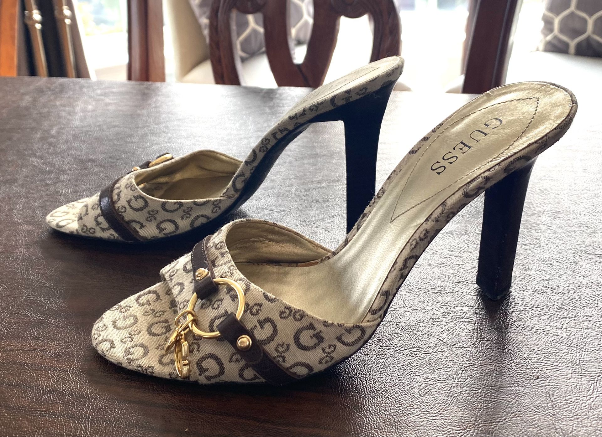 Woman’s Guess Sandels !