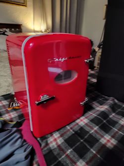 Frigidaire retro beer fridge {red}