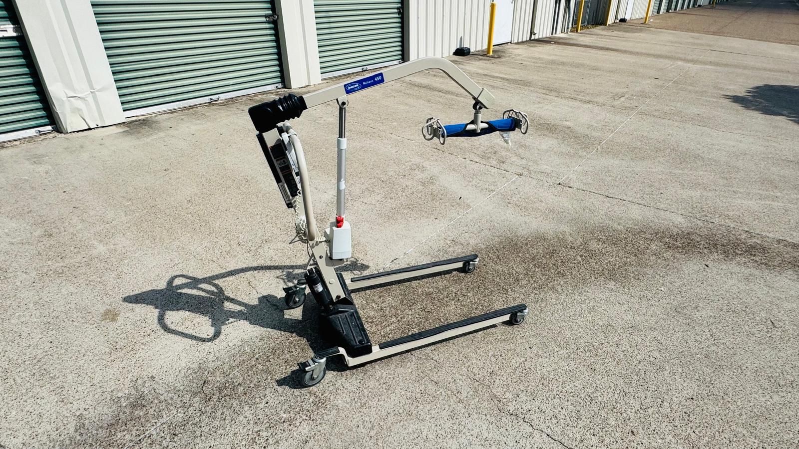 Invacare Reliant 450 Electric Patient Lift – w/ 4 Extra Batteries