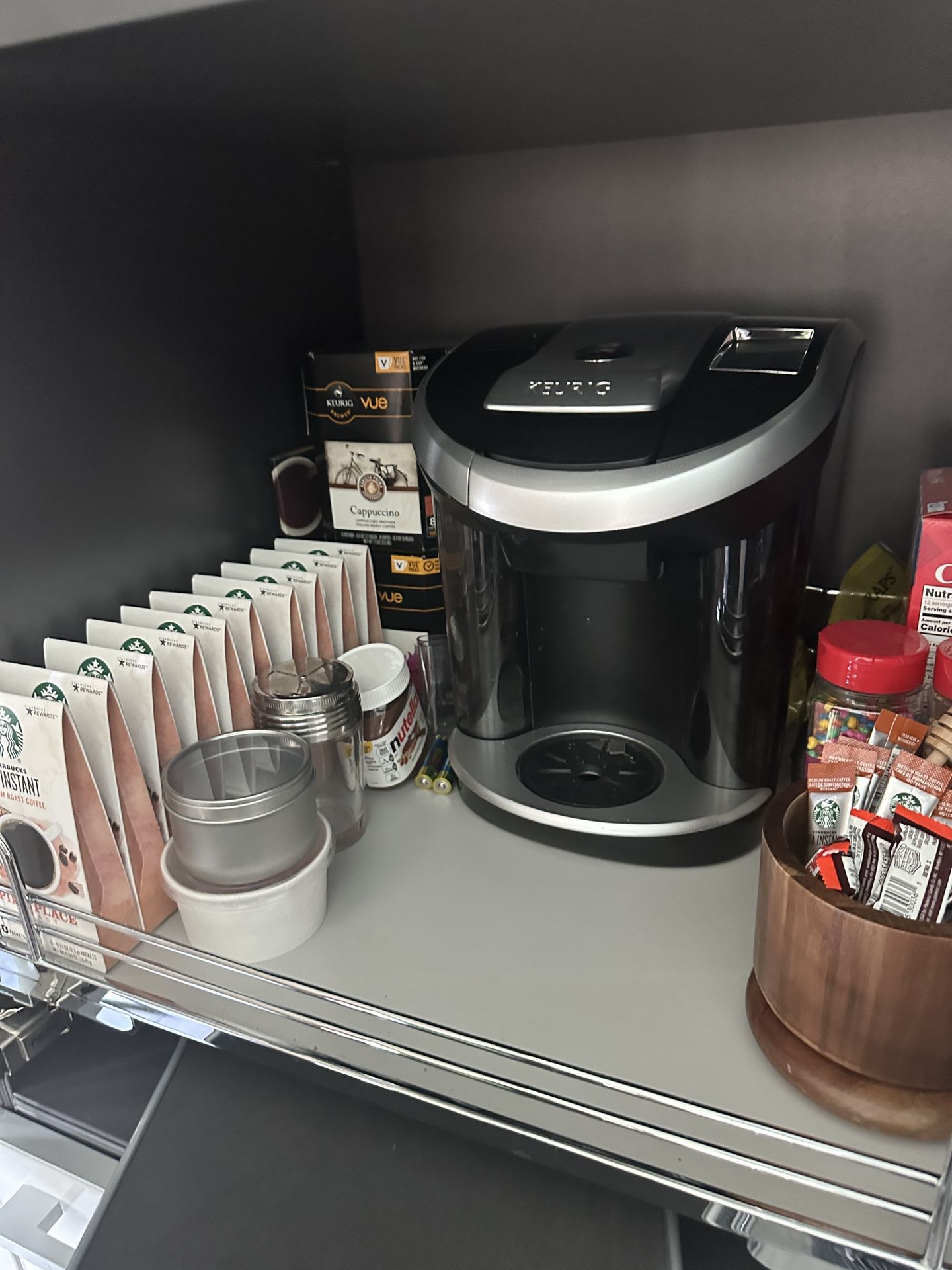 KEURIG Coffee machine with accessories V700