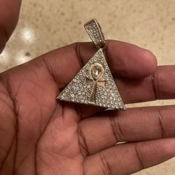 DIAMOND AND GOLD PENDANT ( READ DESCRIPTION)