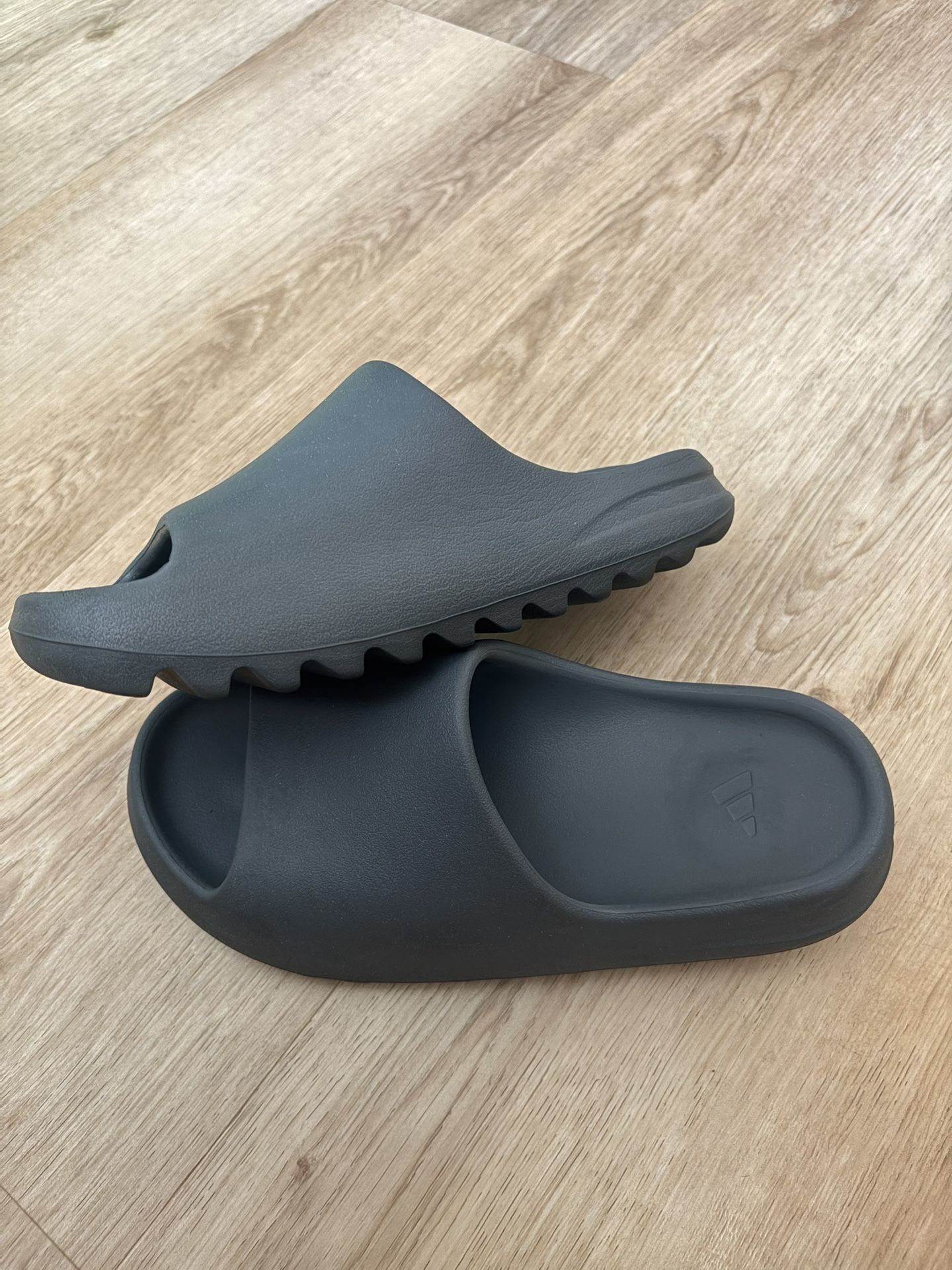 Yeezy Slide Slate Grey Size 9 USED