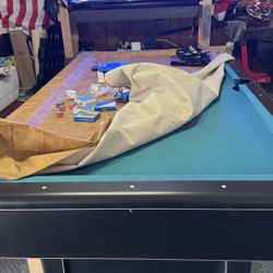 7’ Pool Table In Very good condition with accessories included 