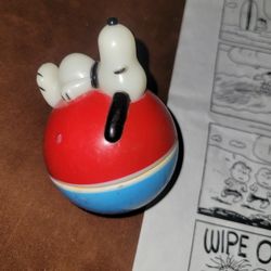 A snoopy cat toy