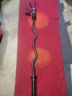 OLYMPIC EZ-CURL BAR WITH SQUEEZE CLIPS AND  IN GOOD CONDITION  
11525 S HALSTED/7111.S WESTERN 
40$.   CASH ONLY AS IS