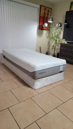 HIGH QUALITY XL TWIN SIZE TEMPURPEDIC MATTRESSES AND BOXSPRING FOR SALE! IN GREAT CONDITION, FREE DELIVERY