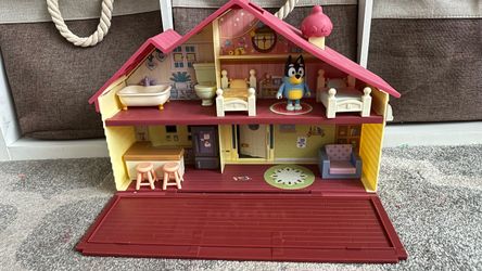Bluey house with car and other accessories