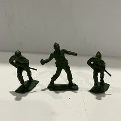 3 Vintage Marx Plastic Battleground Soldiers
