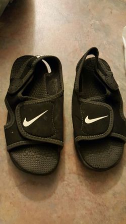 Nike sandal in good condition. Looking to sell asap BEST OFFER
