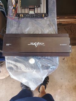 Skar amp 2000 watts in good condition asking $200 No Less