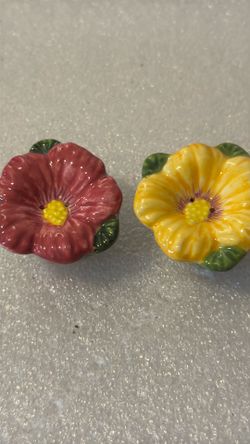 Vintage Floral Salt & Pepper Shakers Ceramic Flower Set