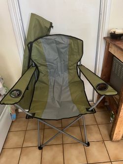 New XL folding chair holds 330Lb person w/2 cup holders n carrying bag