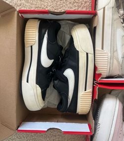 Black Nikes size 5.5
