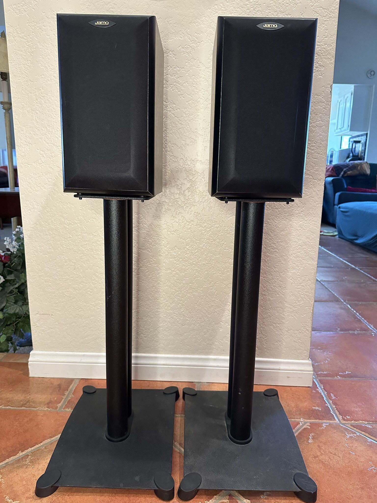 Jamo Bookshelf Speakers Plus Speaker Stands for Sale in Bakersfield, CA