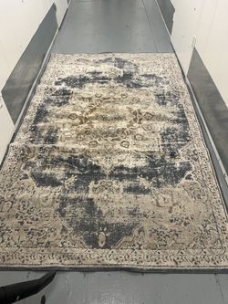 5x7 Area rug Gently Used
