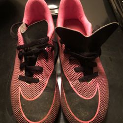 NIKE GIRLS SOCCER CLEATS SIZE 2