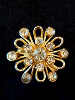 $10. Coro Vintage beautiful clear rhinestone in a flower shaped setting brooch by Coro. 1.5 inch diameter.