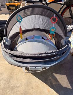 2-in-1 portable baby bassinet and play space
