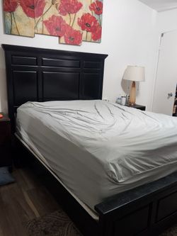 Traditional Wood Queen Bedframe