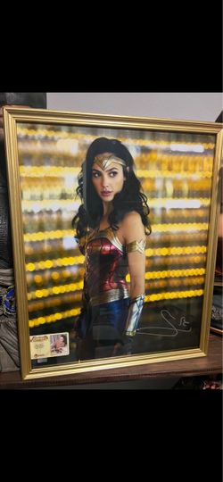 Wonder Woman 16/20 autographed photo