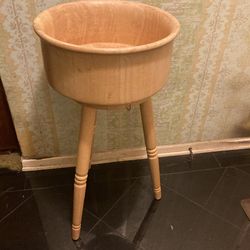 Wood salad bowl top come off & turn around