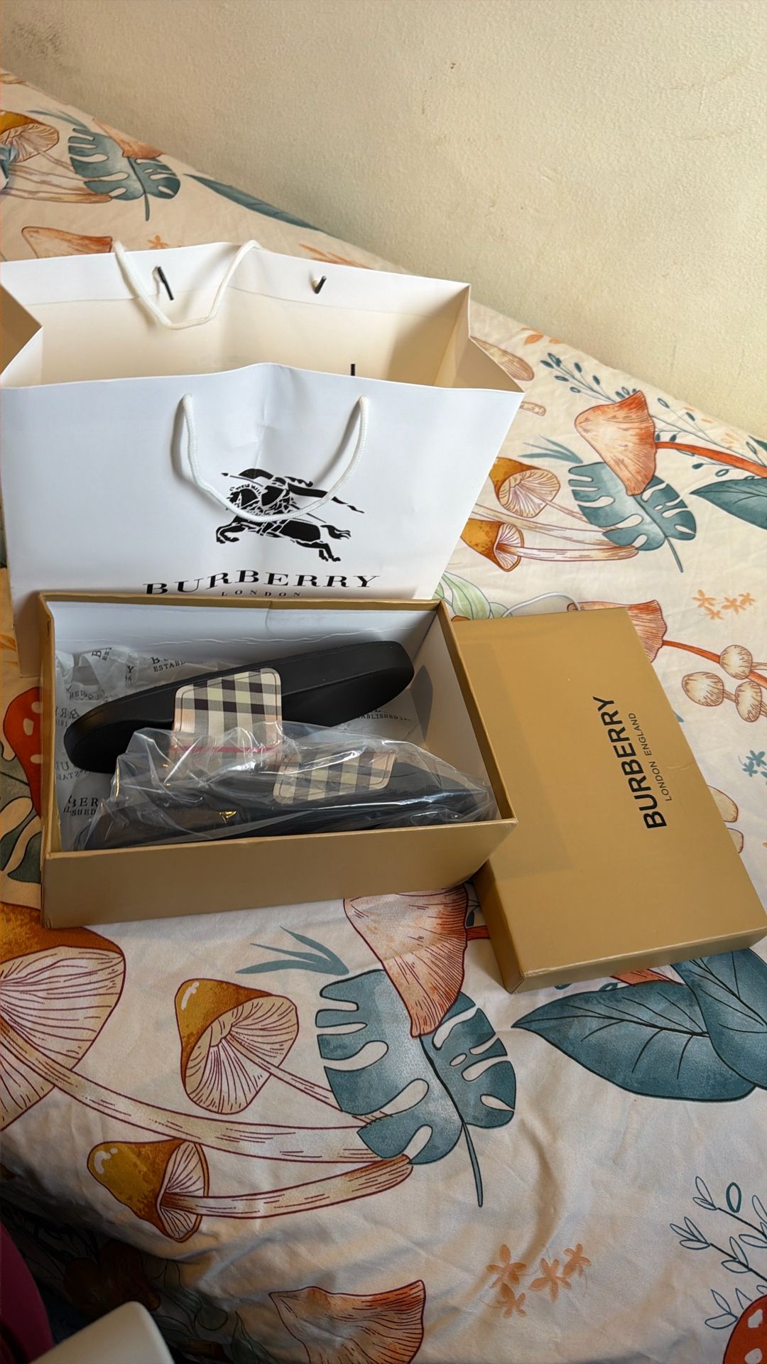 Burberry slides Brand New Size 44