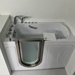 Walk in Therapeutic Tub by Ella Bubbles (30″ x 52″)