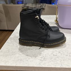 Dr. Martens Airwair Woman’s 10 Men’s 9