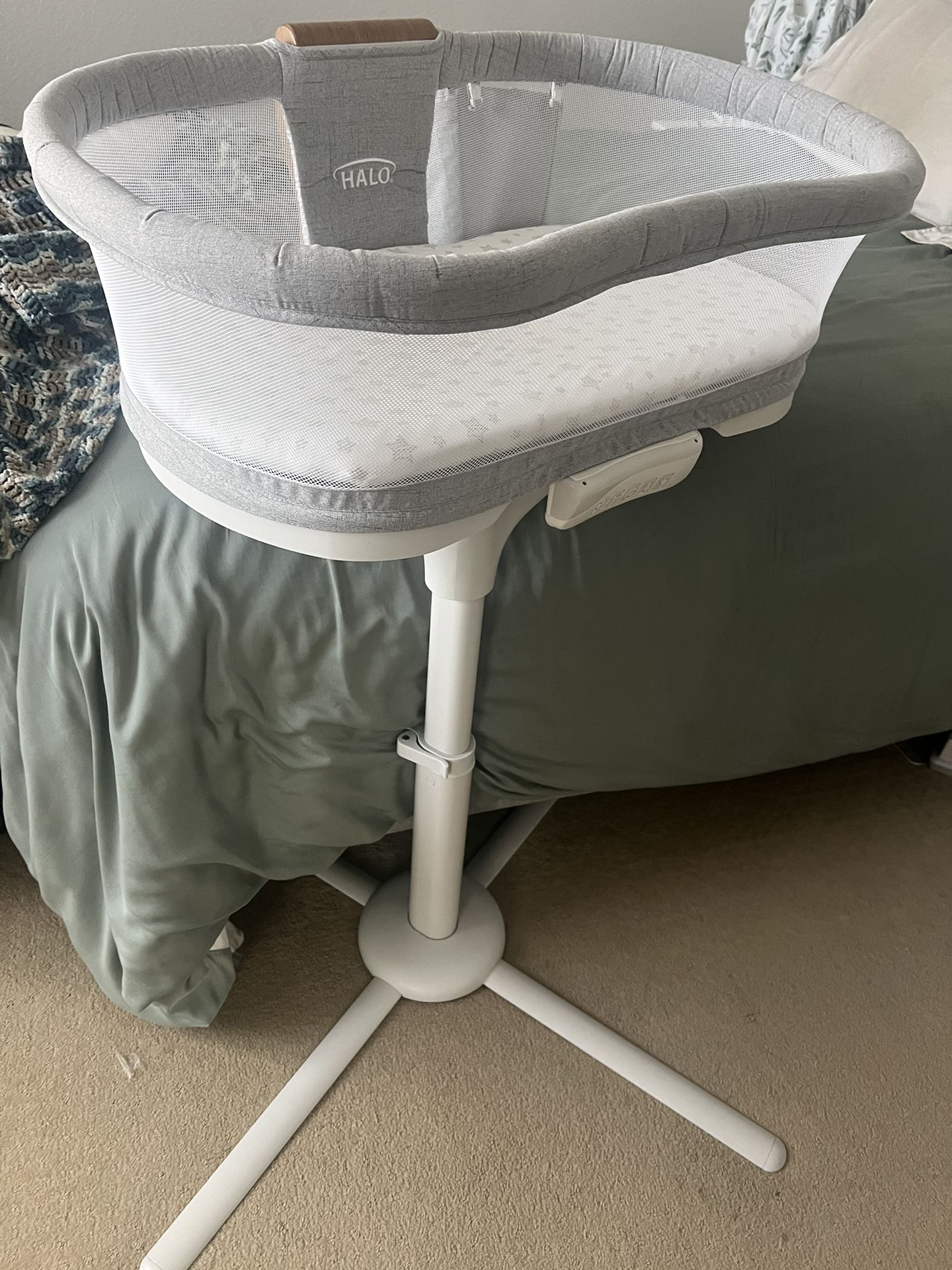 Bed Halo Bassinet Lux HALO BassiNest Swivel Baby Bassinet, Luxe