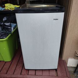  Hailer Mini Fridge