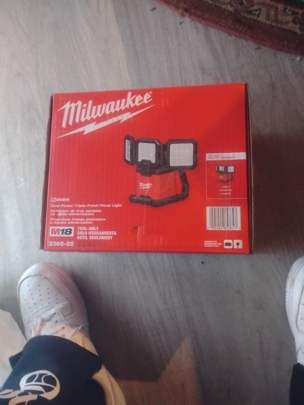 Milwaukee Dual Power Triple Panel Flood Light