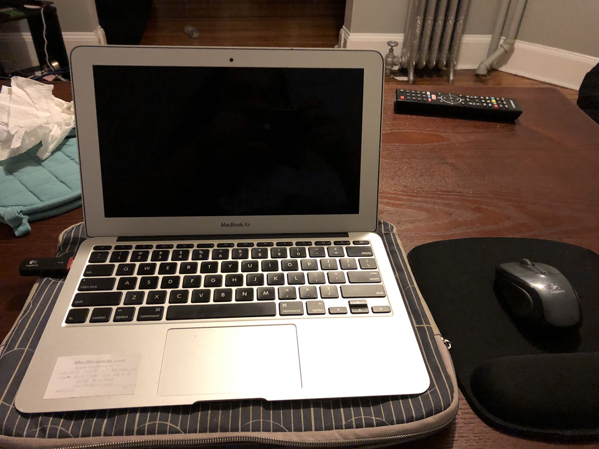 MacBook Air 11 in (2010) & Wireless Mouse