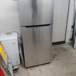 Insignia Refrigerator 