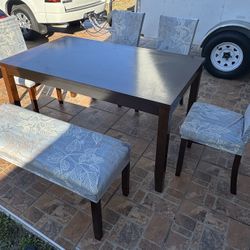 Beautiful Wood Dinette Table 4 Chairs Bench