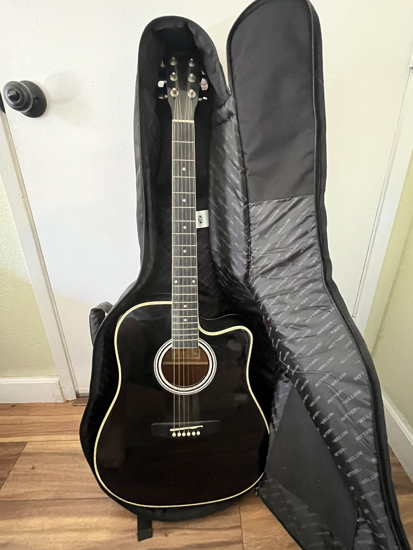 Esteban acoustic electric guitar + Amp (capo included)
