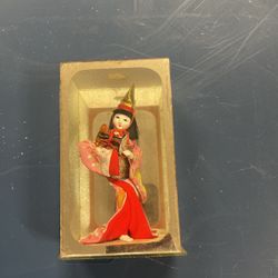 Vintage Japanese Geisha Girl Doll with Drum - Diorama In Mirrored Case 5 1/2"