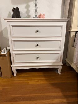 Set of 2 large white night stands
