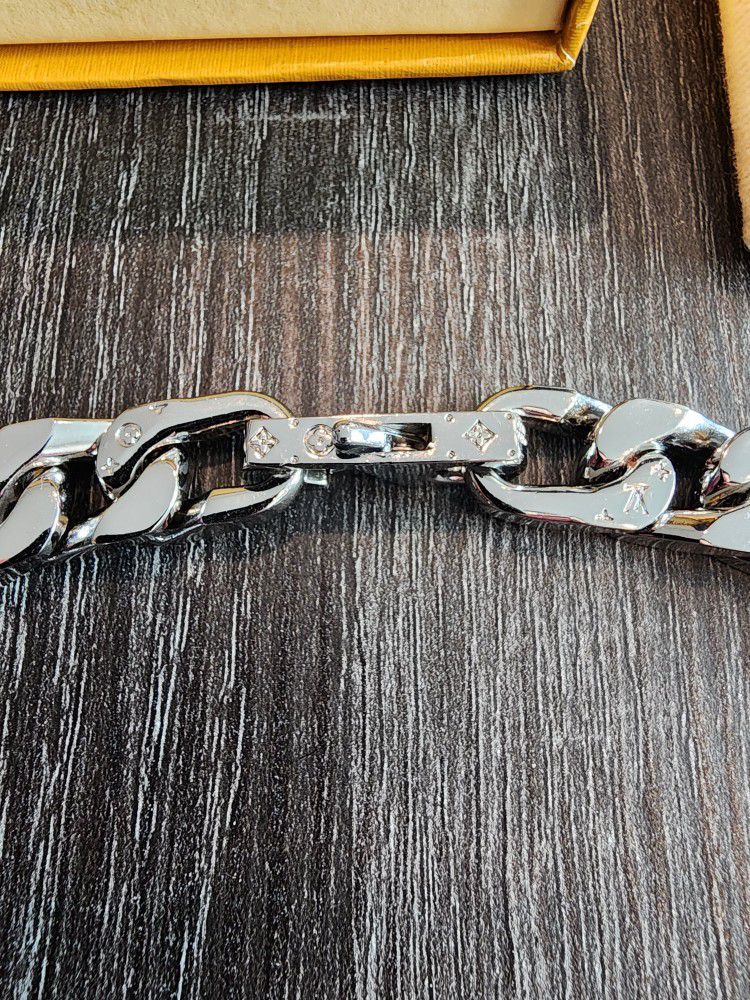 Louis Vuitton Chain Links Patch Bracelet for Sale in Saginaw, MI - OfferUp