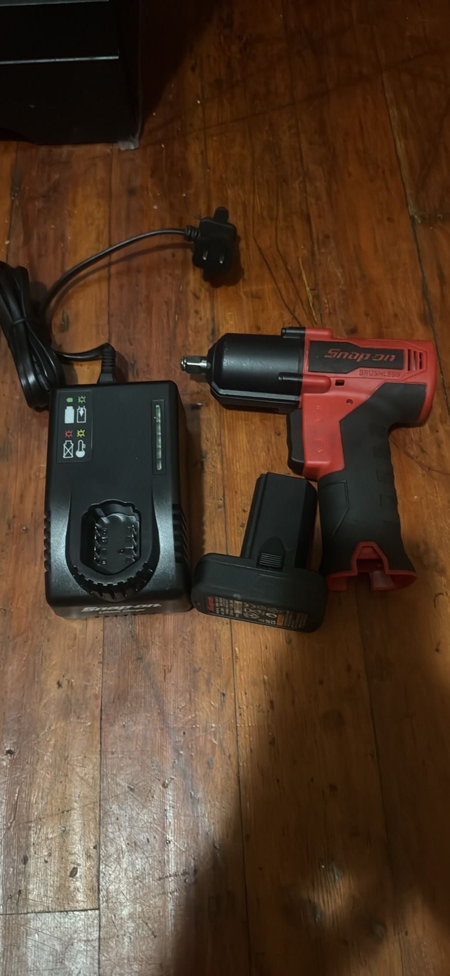 Snap On 3/8 Impact Wrench W 1 Battery And Charger