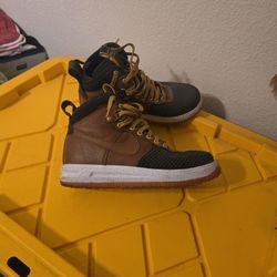 Nike Duckboot Size 9