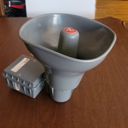 FEDERAL SIGNAL 302GCX 24V SELECTONE AMPLIFIED SPEAKER. Pre-owned, in 
good working and cosmetic shape, please see photos for details.
weight 7lb plus 