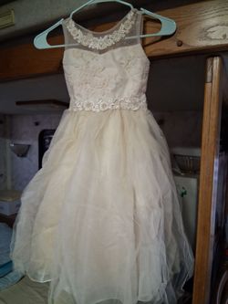 Vestido de nina para bautiso, oh cualkier fiesta no tiene talla le puede kedar a una nina de #3,4 anos $25 oh mejor oferta