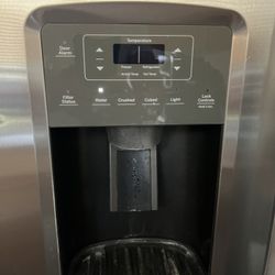 GE Side-by-Side Refrigerator – Stainless Steel – Ice & Water Dispenser