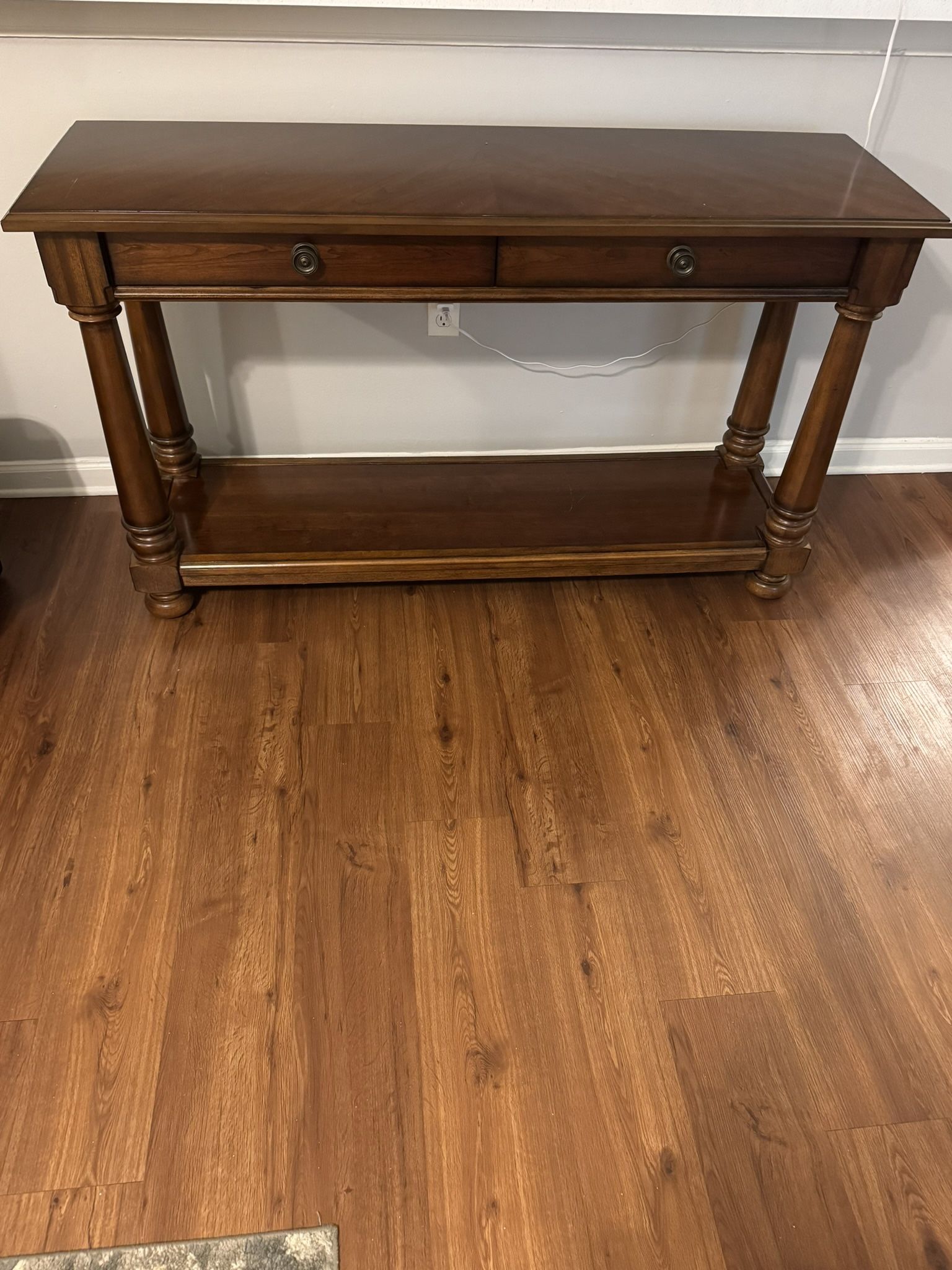 Living Or Family Room Accent Table. Very Good Condition.